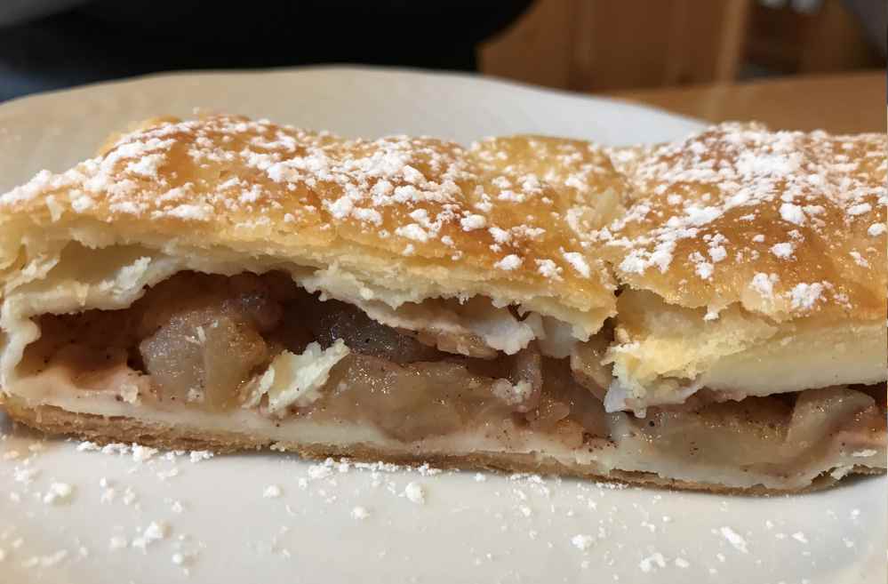 Wir lassen uns einen hausgemachten Apfelkuchen auf der Haindlkarhütte schmecken, den "Apfelschlankel"