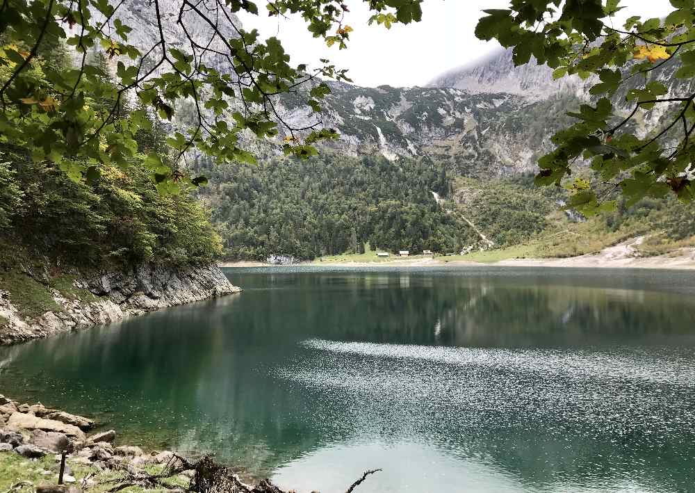 Wir verlassen den Wald und stehen am Ufer: Der Hintere Gosausee im Dachsteingebirge