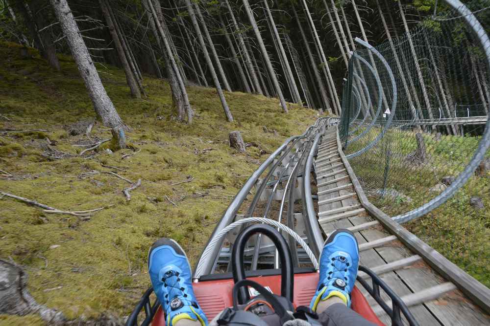 Rasant geht es auf dem Osttirodler hinunter, mit der Bremse kann der Fahrer die Geschwindigkeit regeln