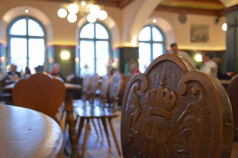 Geschnitzte Stühle in der Gaststube vom Hofbräukeller am Wiener Platz