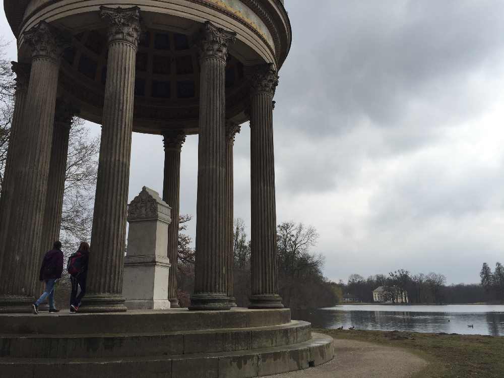 Wandern mit Kindern München: Im großen Park von Schloß Nymphenburg zu den Pavillons wandern