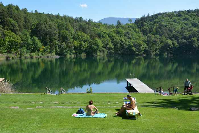 Liegewiese zum Baden am kleinen Montiggler See