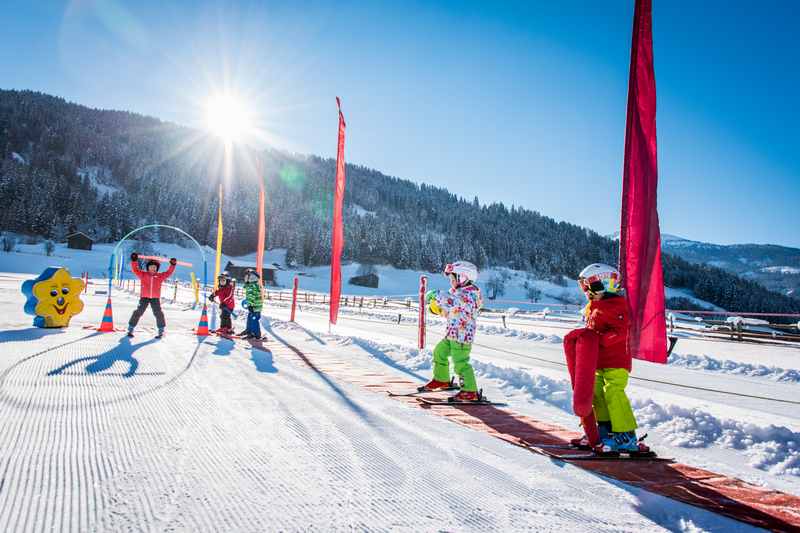 Ein kleines Familienskigebiet in Tirol, wo die Kinder gut und sicher das Skifahren im Skikurs lernen 