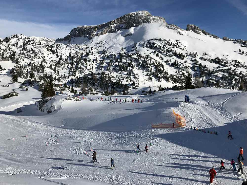 Der Blick von oben auf das Kinderland, überragt vom Rofangebirge 