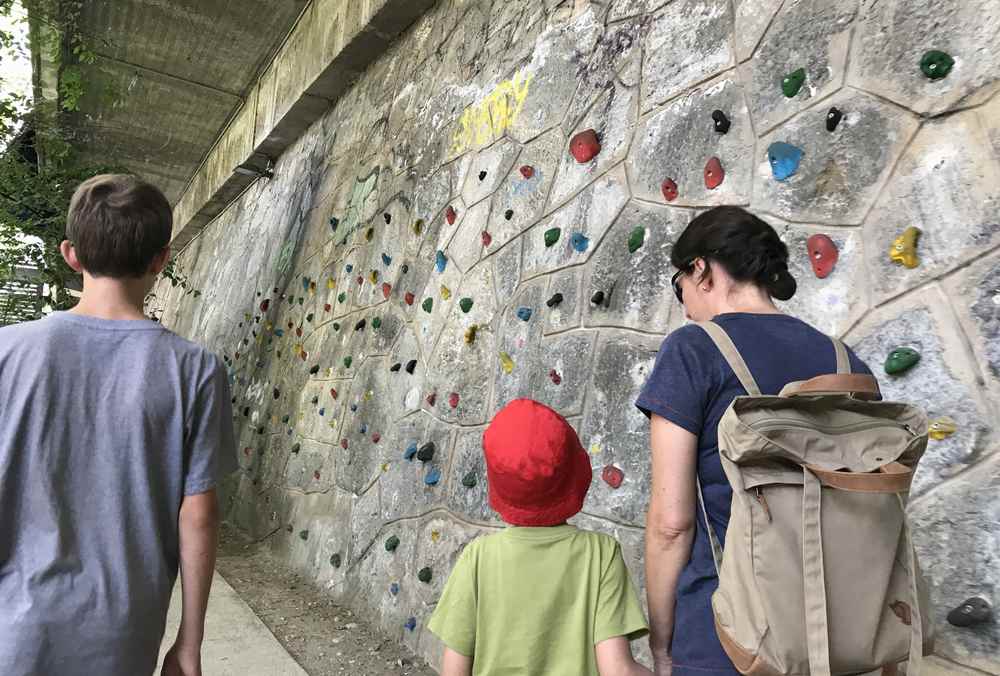 Urbane Nutzung des öffentlichen Raums für eine Kletterwand direkt an der Mur. Kinder, Teenager und Erwachsene können hier kostenlos klettern.