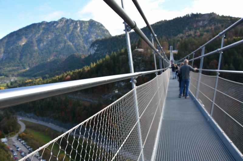 Highline 179: Wir wandern über die längste Hängebrücke der Welt - im tibetischen Stil, der Eintrag im Guinness Buch der Rekorde ist am Eingang der Brücke dokumentiert