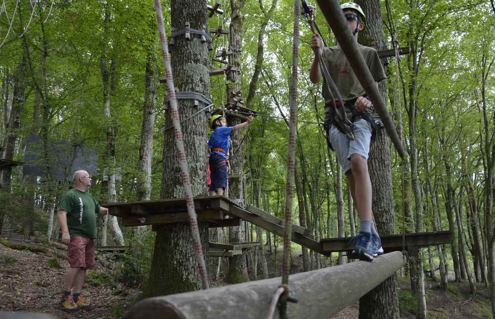 Ab ca. 6 Jahren können Kinder die ersten Schritte im Hochseilgarten gehen. Die beiden einfachen Touren Stegerspark passen für dieses Alter. 