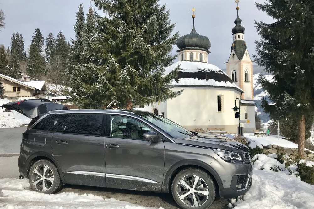 Bei der Marienbergkirche parken wir den Peugeot Testwagen und gehen los. 