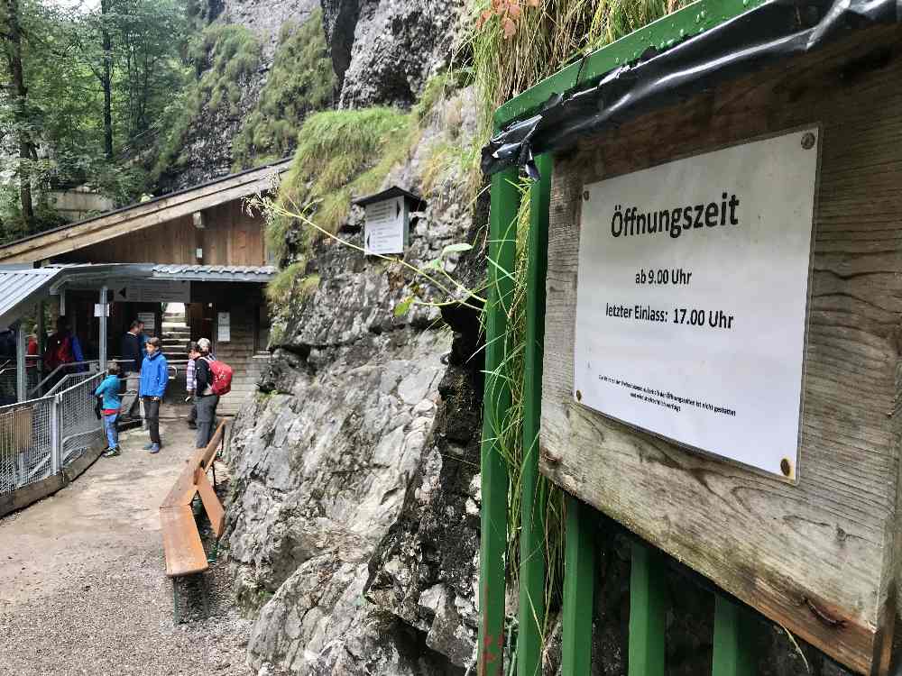 Vorbei am oberen Kassenhäuschen - wir wandern zur Walserschanze