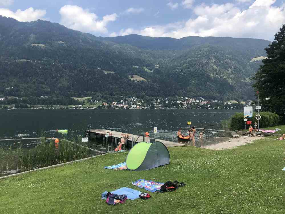 Auch unser Plan: Mit dem Rad am See entlang und dann über den Badesteg in den Ossiacher See