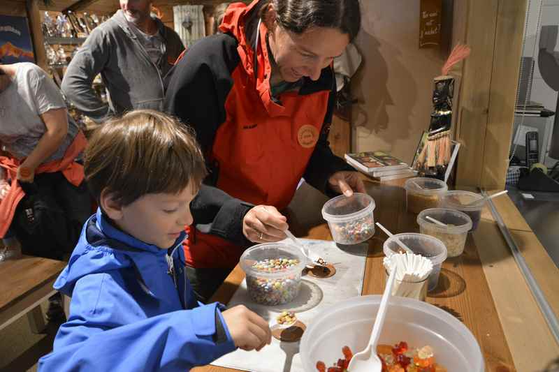 Das macht den Kindern Spaß: Selbst eine Schokolade machen und die Verzierung aussuchen.