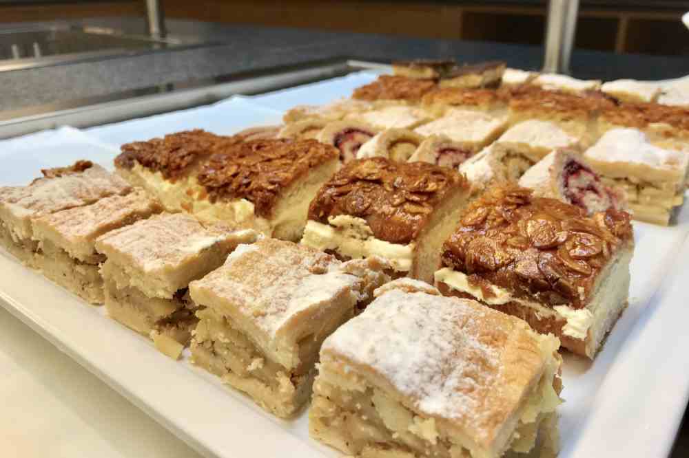 Während die Kinder spielen, genießen wir das Kuchenbuffet