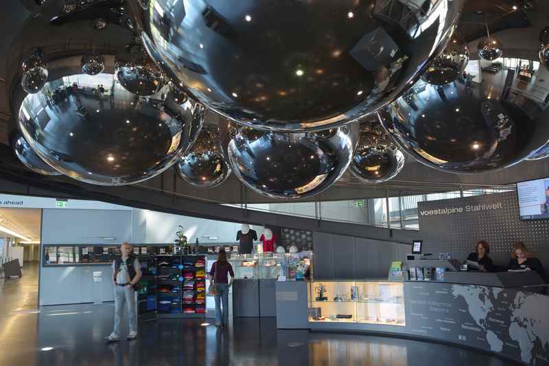 Modern und prunkvoll ist der Eingangsbereich der Stahlwelt in Linz