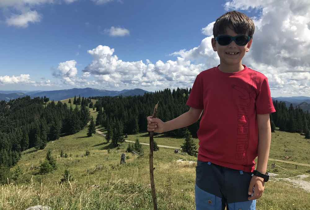 Tirolerkogel wandern mit Kindern in Annaberg - unser Kleiner ist auf seinen Wanderstock stolz 