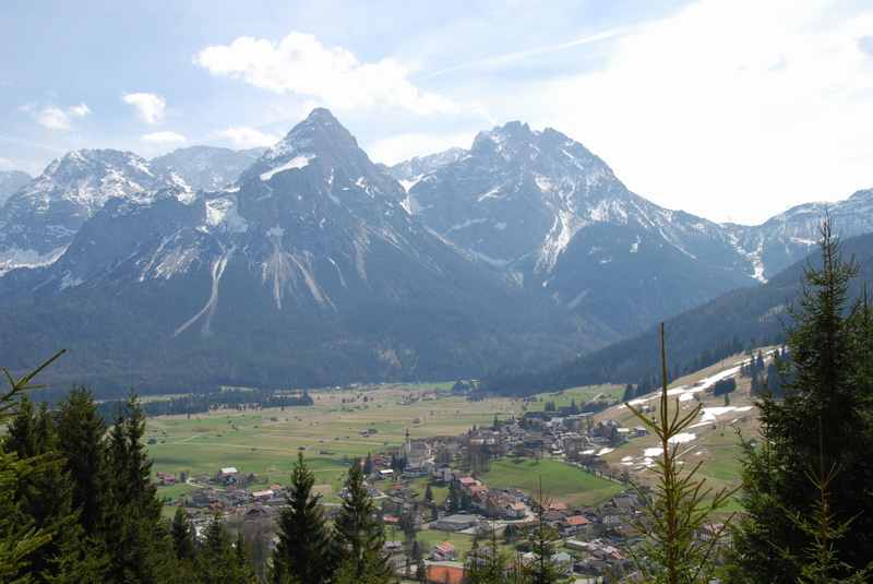 Der Blick auf Lermoos beim wandern im Frühling