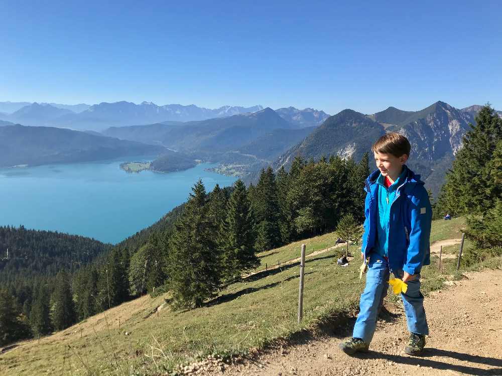 Wandern mit Kindern München wohin? Hier am Walchensee mit Blick auf den Herzogstand