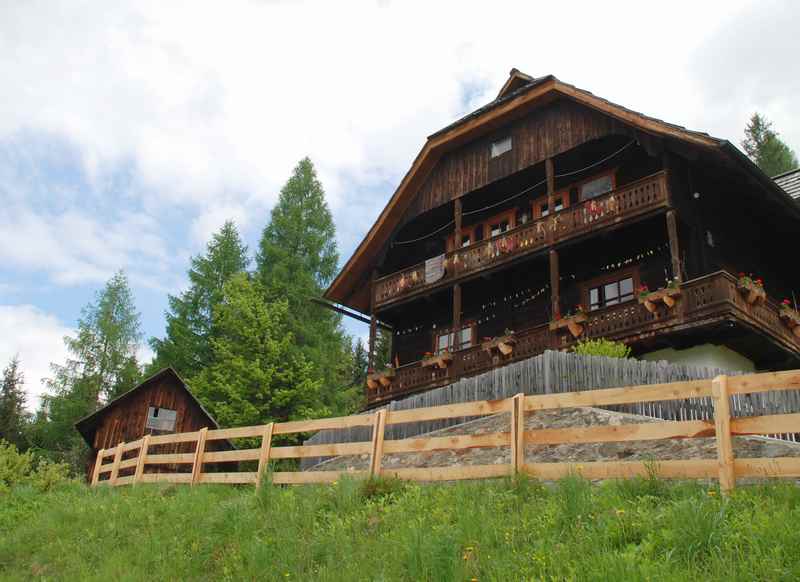 Vorbei and en typischen Bauernhöfen in Kärnten wandern mit Kindern