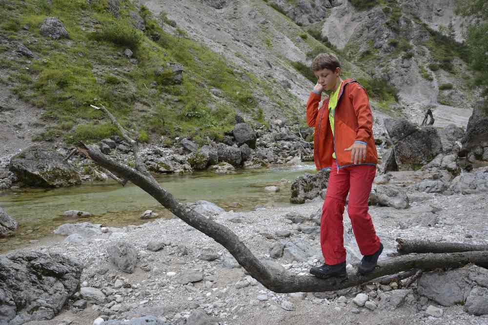 Kinder Wanderschuhe - Das geht mit guten Wanderschuhen für Kinder: Auf dem Ast balancieren... 