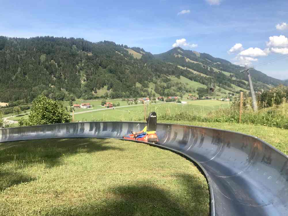 Ab 8 Jahren dürfen Kinder auf dieser Sommerrodelbahn im Allgäu alleine rodeln 