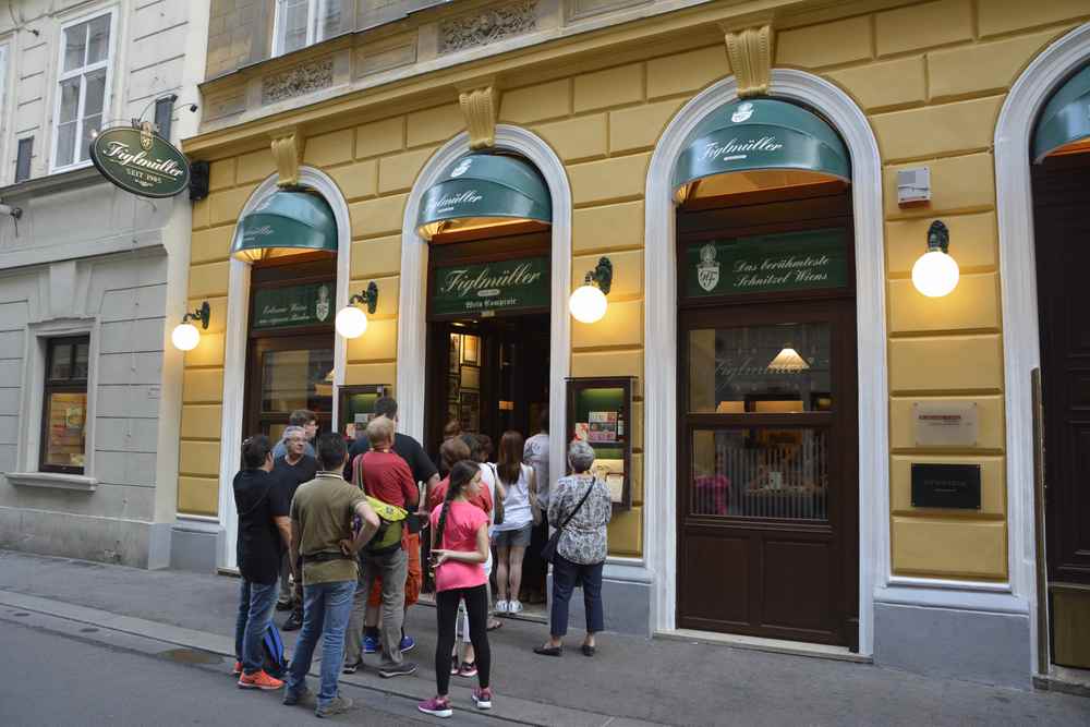 Wo wurde das Wiener Schnitzel erfunden? - beim Figlmüller in Wien. Dementsprechend lang ist die Warteschlange.