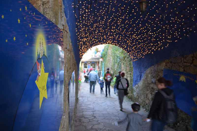 Auf dem Weg in die Sehenswürdigkeit mit Kindern: Durch den blauen Sternenhimmel 