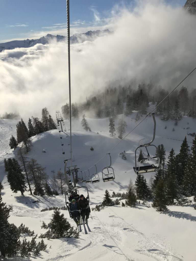 Achensee Skiurlaub mit Kindern in Tirol - eine der Sesselbahnen im Skigebiet Rofan