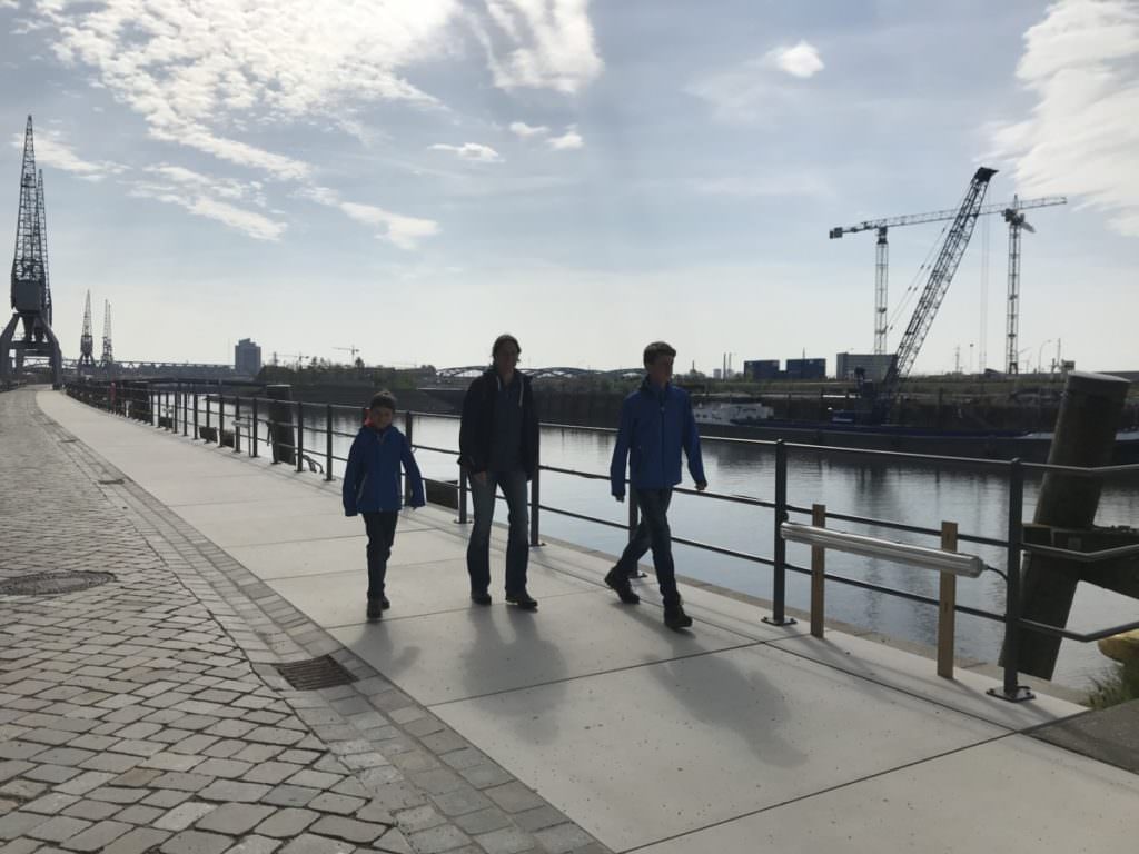 Ausflug Hamburg: Vom Familienhotel nahe der Elbphilharmonie gehen wir zu Fuß