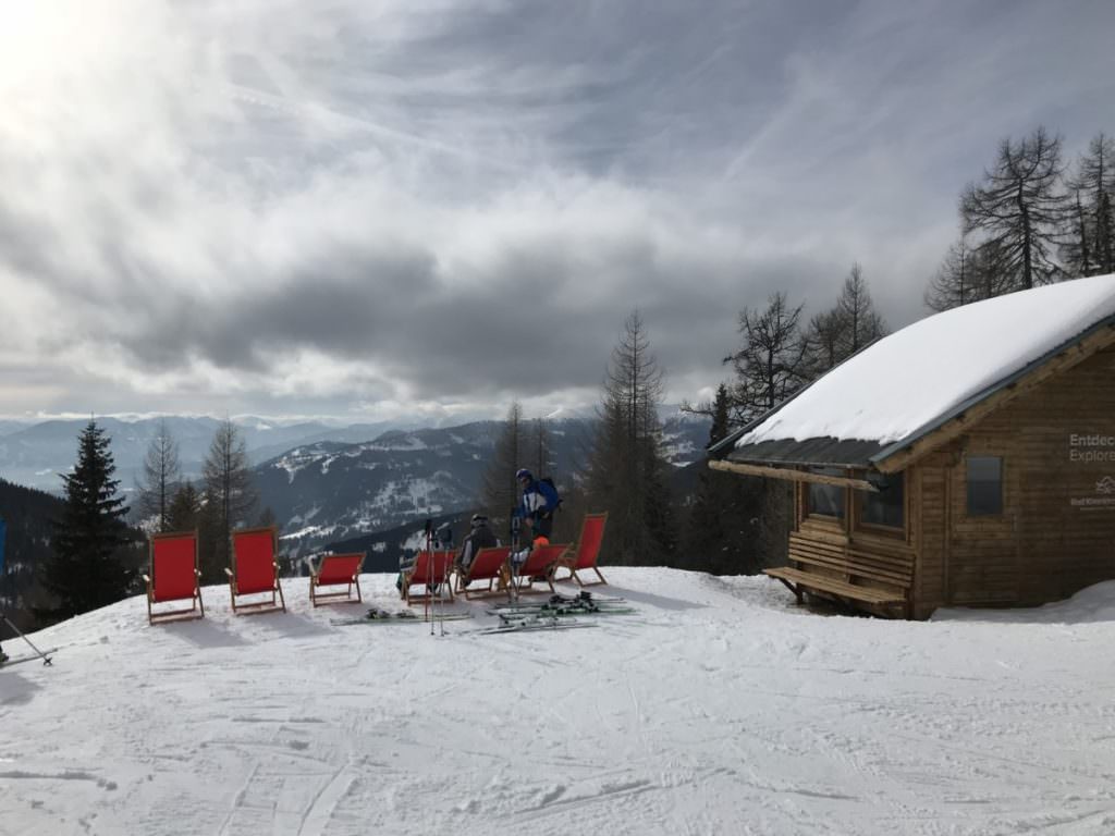 Im Bad Kleinkirchheim Skigebiet in Kärnten: Sonnenstühle direkt an der Piste - einfach mal kurz auspannen und sonnen!