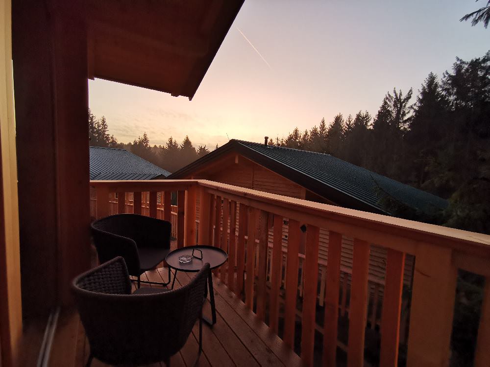 Gewaltige Stimmung: Sonnenaufgang vom Bett aus im Baumhaushotel Kopfing