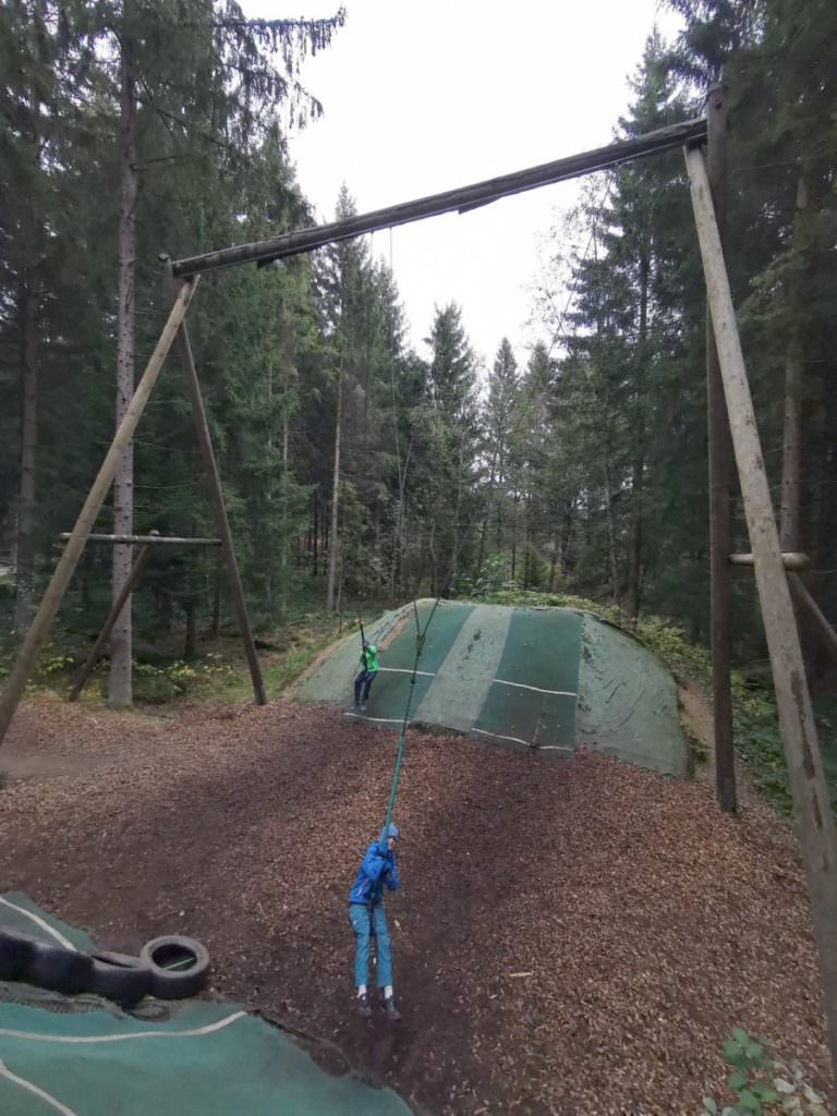 Baumkronenweg Kopfing: Die Riesenschaukel ist ein toller Spaß für Kinder ab dem Grundschulalter