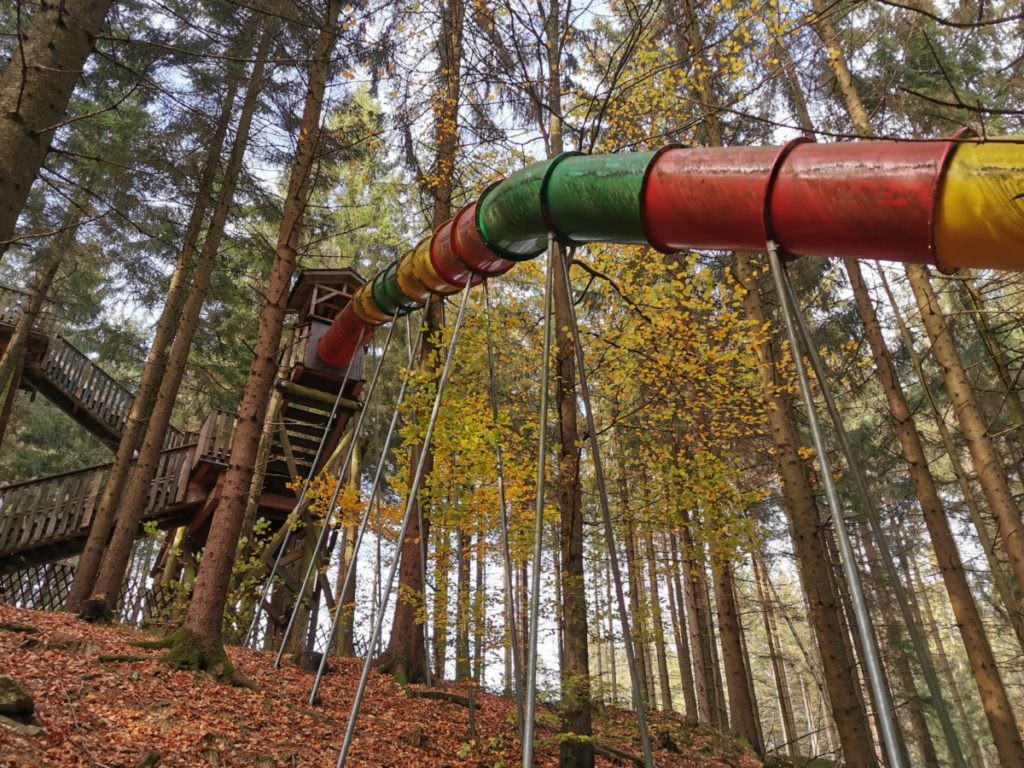 Die riesige Rutsche vom Baumkronenweg Kopfing zum Spielplatz