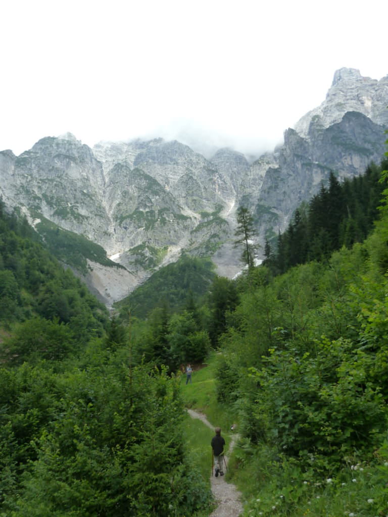 Birnbachloch Leogang wandern: Auf dem schmalen Steig geht es weiter hinauf