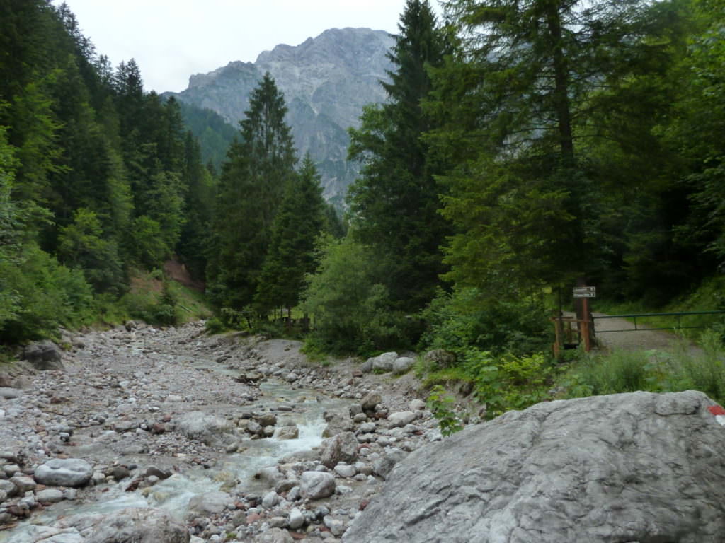 Am Bach startet der anfangs breite Wanderweg in die Leoganger Steinberge