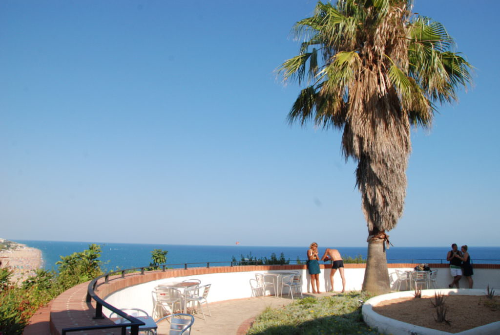 Calella Spanien - Aussichtspunkt beim Leuchtturm auf das Meer und den Strand