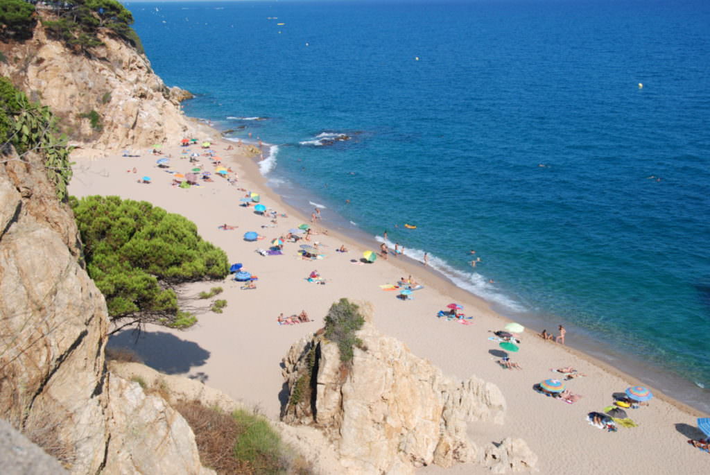 Calella Strand - zwischen den Felsen ist es ruhiger als am großen Sandstrand