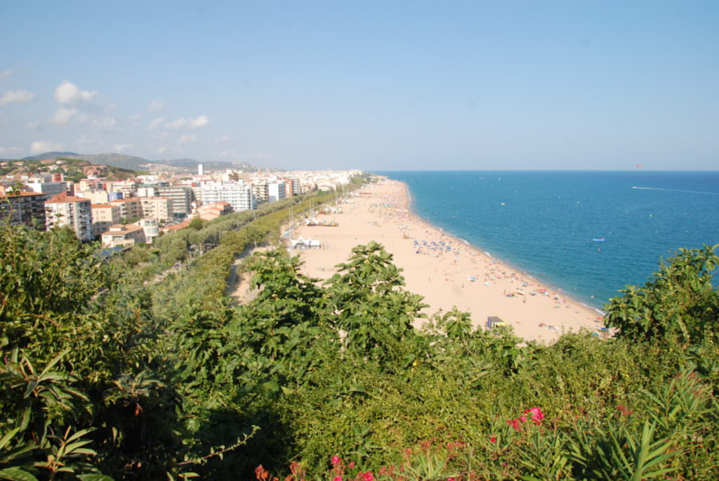 Das ist Blick beim Leuchtturm auf den Calella Strand