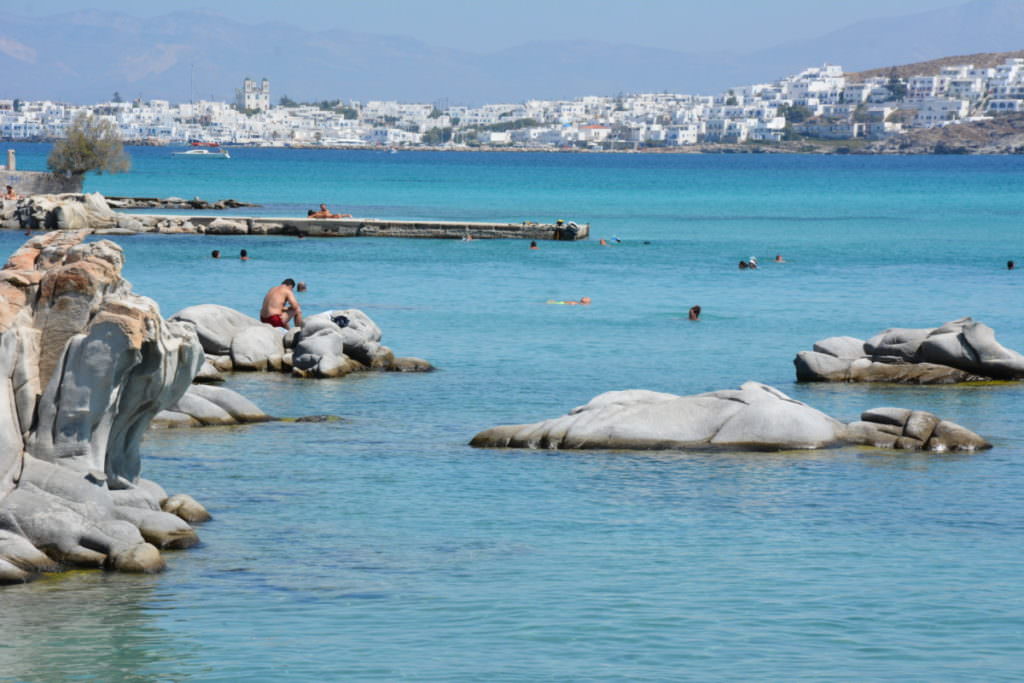Der Kolimbithres Strand in Paros bei Naoussa, Felsen und Sand sind gemischt