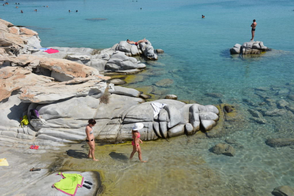 Von Naoussa mit dem Boot an den Kolimithres Strand