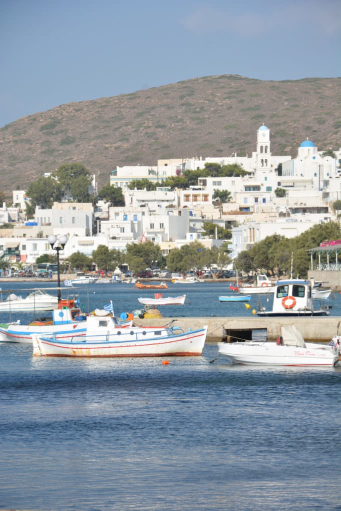 Auf der Kykladeninsel Milos den Ort Adamas erkunden