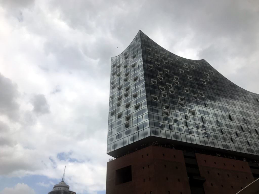 Die Elbphilharmonie Hamburg in echt - und unten als Modell im Miniatur Wunterland