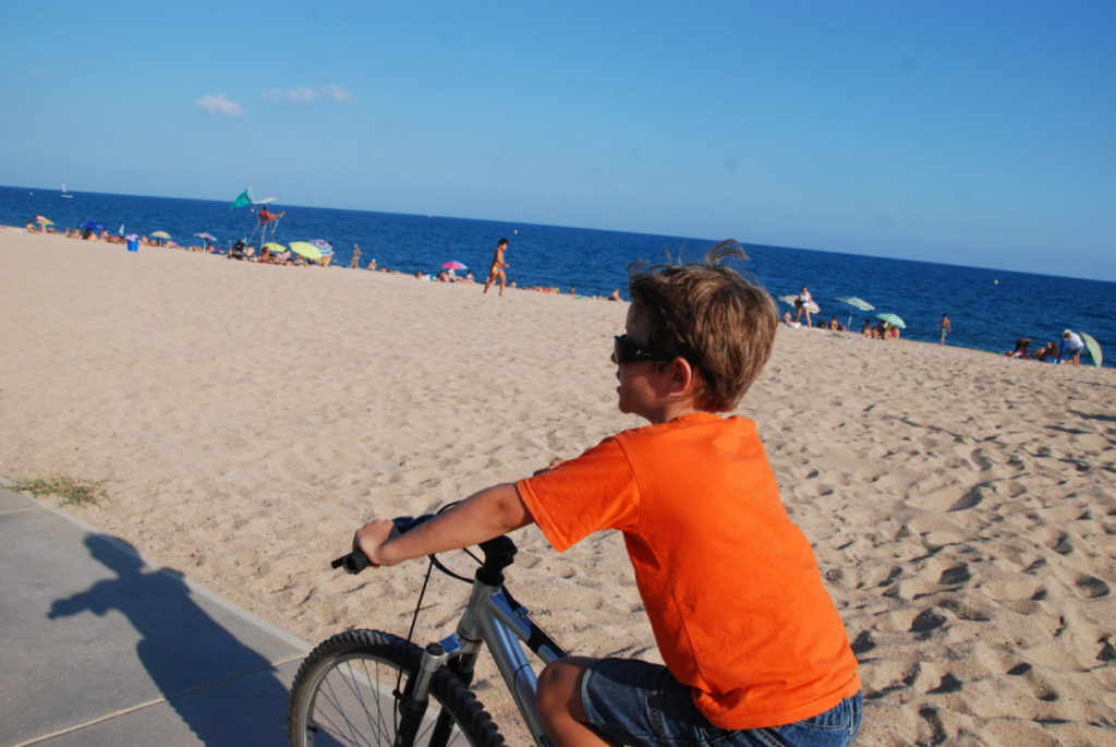 Familienurlaub Katalonien - am Strand entlang mit dem Fahrrad