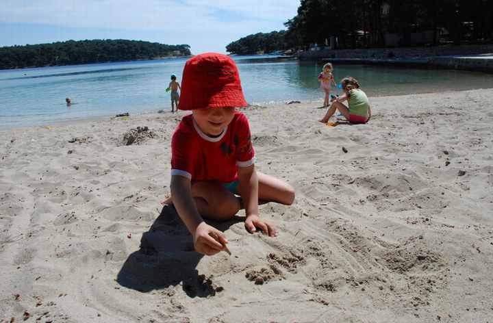 Ein kleines Stück Sandstrand in unserem Familienurlaub