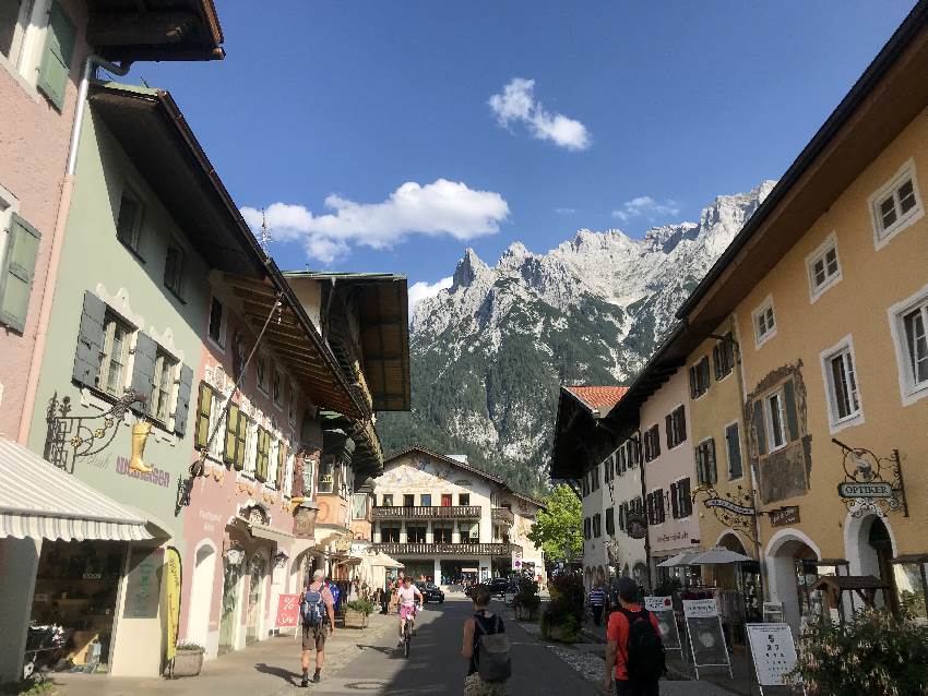 Familienurlaub Mittenwald mit Kindern - der Blick aus der Altstadt aufs Karwendel