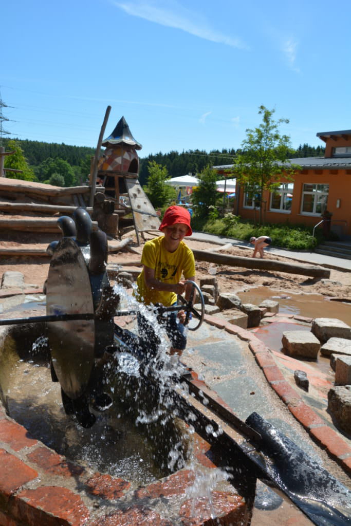 Ausflugsziele Oberpfalz mit Kindern - Spielplatz mit Wasser ist immer gut