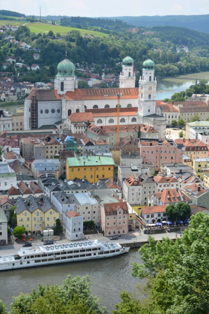 Familienurlaub Passau mit Kindern - der Blick von der Veste auf die Altstadt mit dem Dom zwischen Donau und Inn