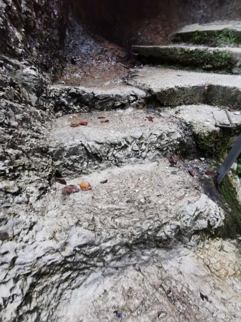 Unbedingt auf Unebenheiten in der Klamm achten!