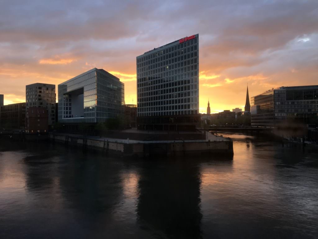 Sonnenuntergang in Hamburg - mit diesem Bild verabschieden wir uns aus dem Zug von Hamburg