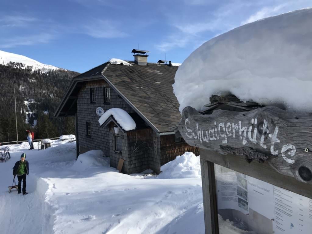 Kärnten rodeln am Millstätter See: Die urige Schwaigerhütte
