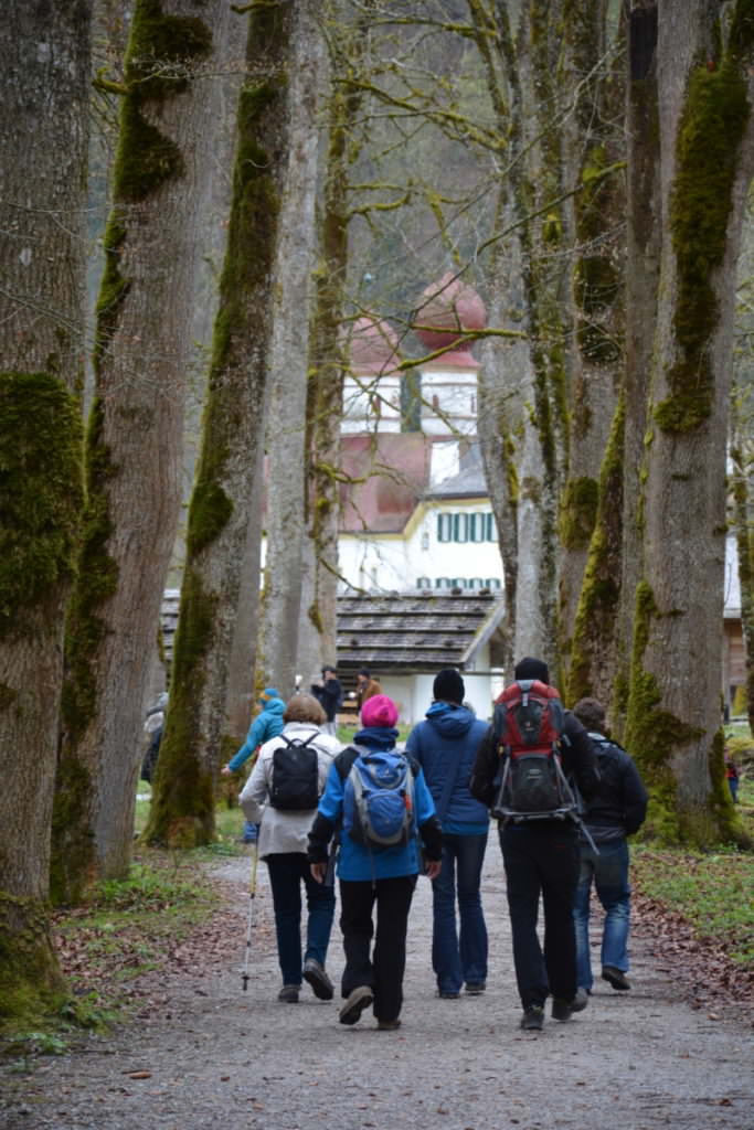 Königssee wandern mit Kindern - zwischen den Bäumen zur berühmten Kapelle