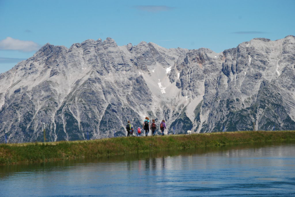 Leogang mit Kindern - wandern mit Blick auf die Leoganger Steinberge